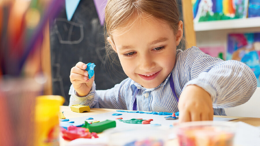 Kind spielt mit Knete