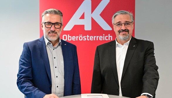 Wolfgang Kinz, MSc (AK-Bezirksstellenleiter Braunau) und Andreas Stangl (Pr&auml;sident der AK Ober&ouml;sterreich)
