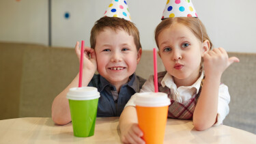 2 Kinder bei Geburtstagsfeier mit Getränken