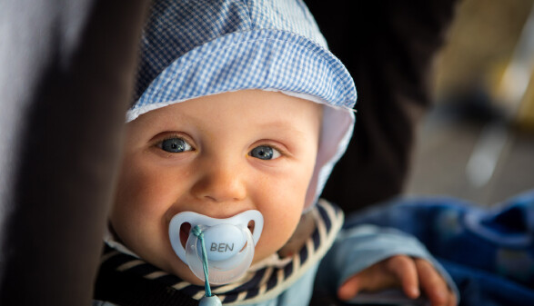 Baby mit Schnuller