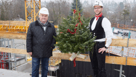 AK-Präsident Dr. Johann Kalliauer und Zimmermeister Martin Frauscher freuen sich über das Erreichen der Dachgleiche © -, Arbeiterkammer Oberösterreich