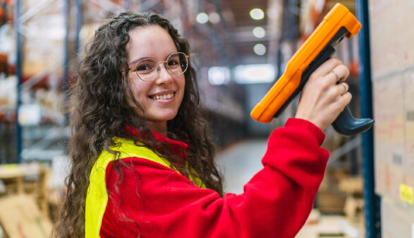 Junge Frau mit Barcode-Scanner