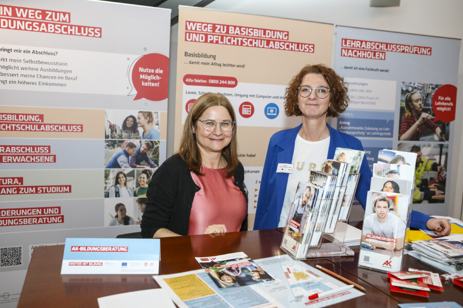 Bildungsberaterinnen bei AK-Info-Stand