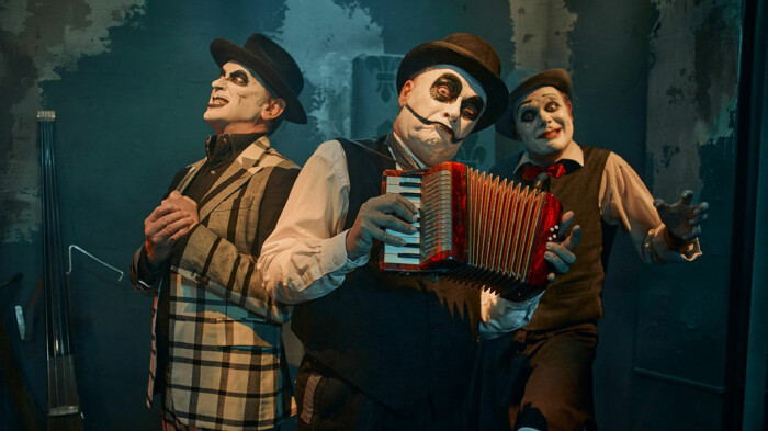 Seit &uuml;ber 30 Jahren verbinden The Tiger Lillies britisches Vaudeville, Moritaten und rabenschwarzen Humor zu einem einzigartigen B&uuml;hnenerlebnis. Ihre schr&auml;gen Geschichten &uuml;ber Au&szlig;enseiter, Abgr&uuml;nde und das Leben erz&auml;hlen von einer wunderbar kaputten Welt. Nach zahlreichen gefeierten &Ouml;sterreich-Gastspielen kommen die Kultlegenden nun nach Linz &ndash; mit makabrem Charme, gro&szlig;er Spielfreude und jeder Menge schwarzem Humor.