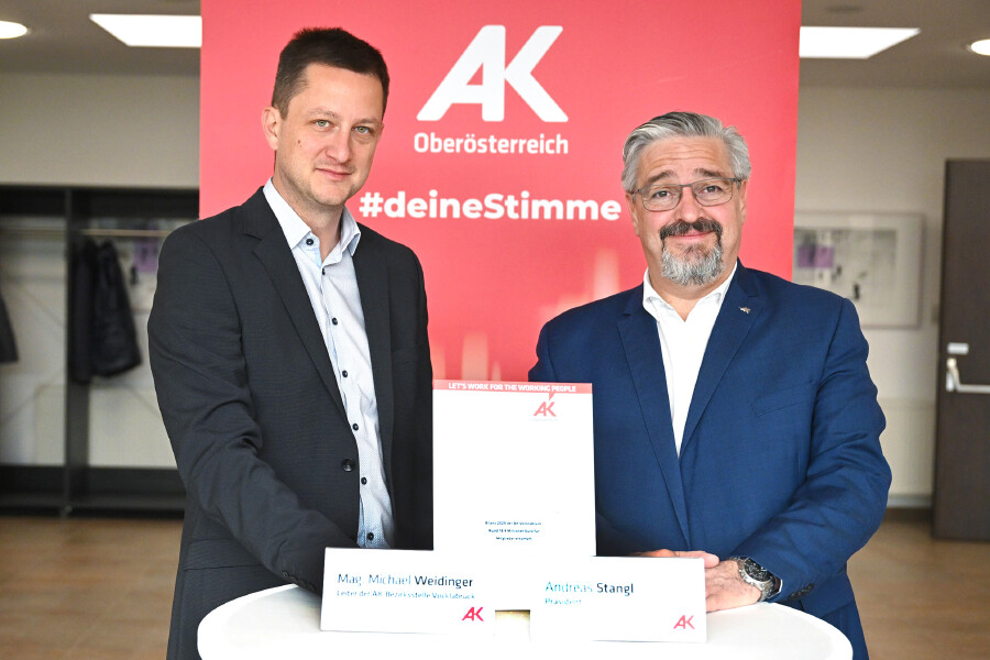 Mag. Michael Weidinger (Leiter der AK-Bezirksstelle Vöcklabruck) und Andreas Stangl (AK-Präsident)