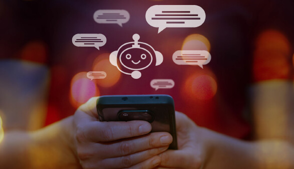 Klient:in nutzt Online Service mit Chatbot am Smartphone