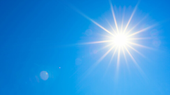 blauer Himmel mit Sonne © John Smith, Adobe Stock Sonnenschein und blauer Himmel