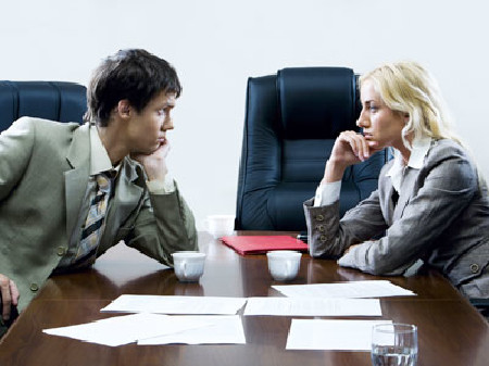 Mann und Frauen starren sich gegenseitig im Büro an © pressmaster, fotolia.com