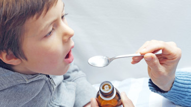Kind bekommt Medizin © photophonie, adobe.stock.com