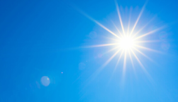 Sonnenschein und blauer Himmel