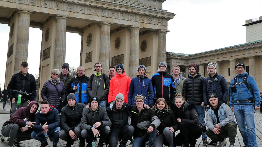 Die Schüler/-innen der Klasse 4aMod der Berufsschule Attnang besuchten im Rahmen ihrer viertägigen Exkursion nach Berlin auch das Brandenburger Tor. © Friedrich Wiesmayr, -