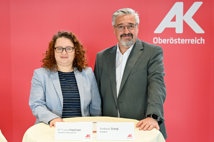 AK-Pr&auml;sident Stangl und die Leiterin des Teams Bildungspolitik der AK O&Ouml; Dr. Laura Kepplinger pr&auml;sentieren Umfrageergebnisse. 