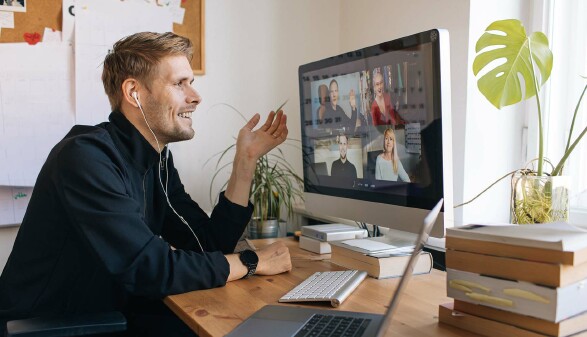Ein Mann sitzt w&auml;hrend einer Videokonferenz vor dem Bildschirm.