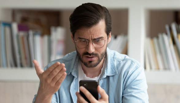 Mann mit Handy