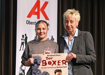 Leni Pilz (Schülerin der MS Welterbe Bad Goisern) und Christine Heitzinger (AK-Vizepräsidentin) beim Hermann-Langbein-Symposium 2024