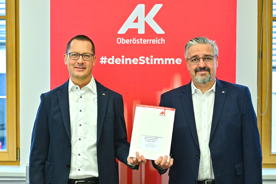 Dr. Martin Gamsjäger (Leiter der AK-Bezirksstelle Gmunden) und Andreas Stangl (AK-Präsident)