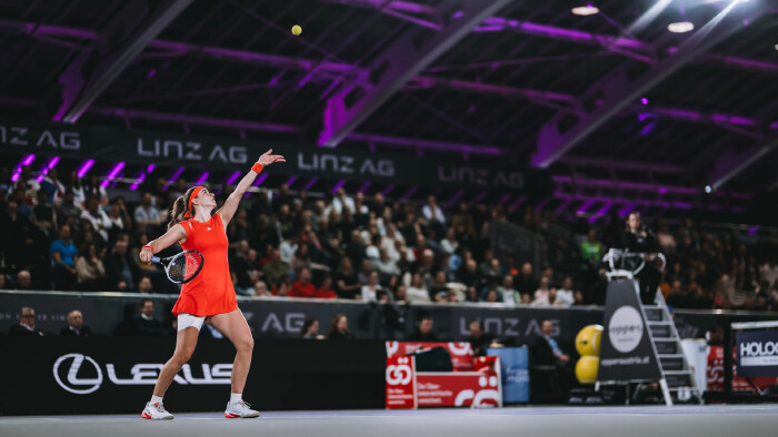 Tennisspielerin beim Aufschlag in einer Indoor-Arena beim Upper Austria Ladies Linz. 