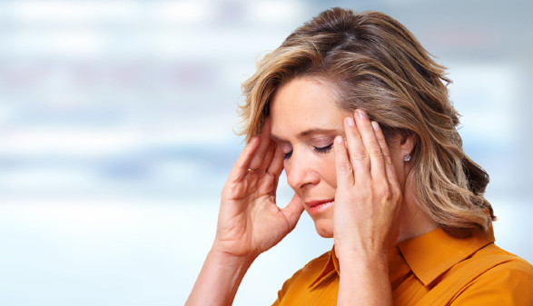 Frau mit Kopfschmerzen © Kurhan, stock.adobe.com