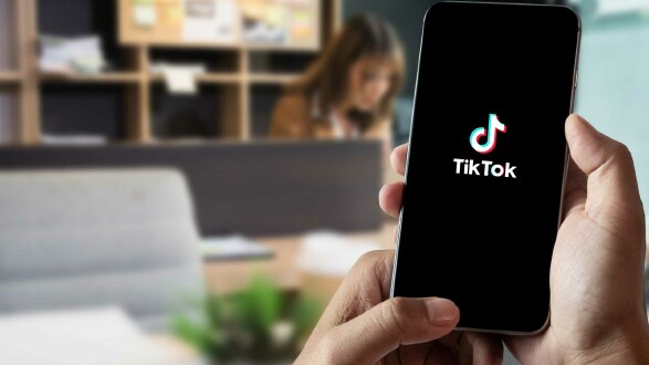 tiktok auf smartphone © NINENII, Adobe Stock Smartphone tiktok