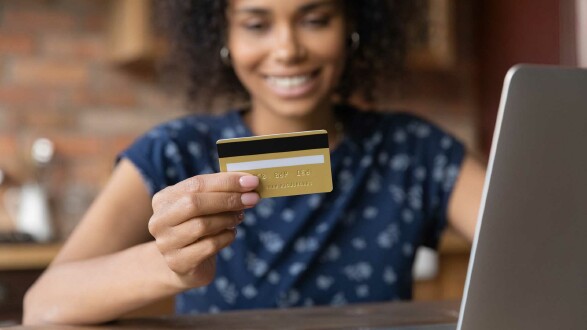 Frau mit Kreditkarte © fizkes, adobe.stock.com Frau mit Kreditkarte