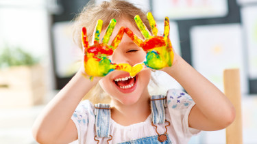 Kind mit Fingermalfarben © JenkoAtaman, adobe.stock.com