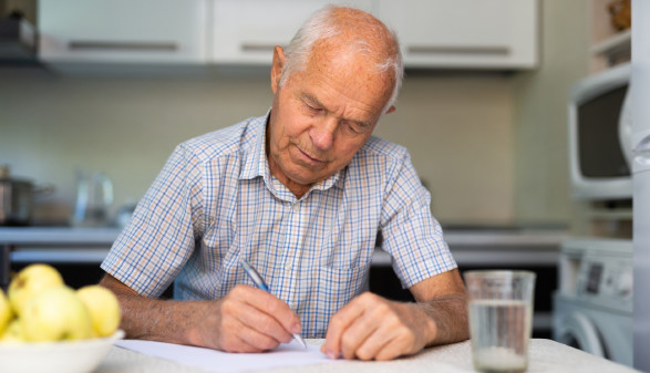 Pensionist schreibt Brief © caftor, stock.adobe.com