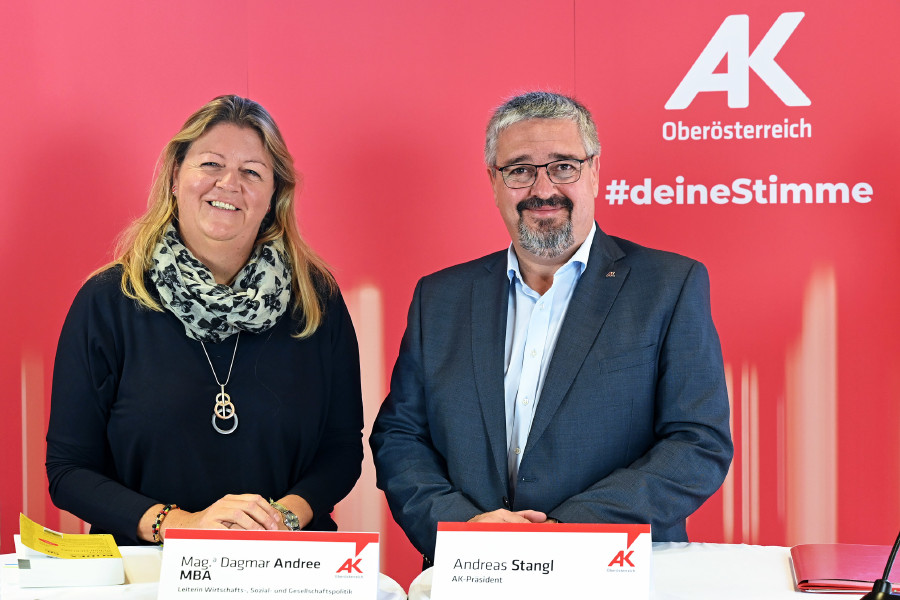 v.l.n.r. Mag.a Dagmar Andree, MBA, Leiterin Abteilung Wirtschafts-, Sozial- und Gesellschaftspolitik und AK-Präsident Andreas Stangl