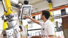 Arbeiter steuert die Herstellung von Transformatoren in einer Fabrik © industrieblick, stock.adobe.com