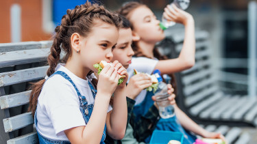 Kinder bei Jause © Тарас Нагирняк, adobe.stock.com