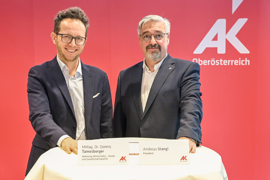 Dennis Tamesberger (Abteilung Wirtschafts-, Gesellschafts- und Gleichstellungspolitik) und Andreas Stangl (AK Präsident)