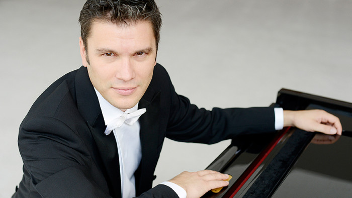 Dirigent Enrico Calesso © Falk von Traubenberg, - Dirigent Enrico Calesso © Falk von Traubenberg, -