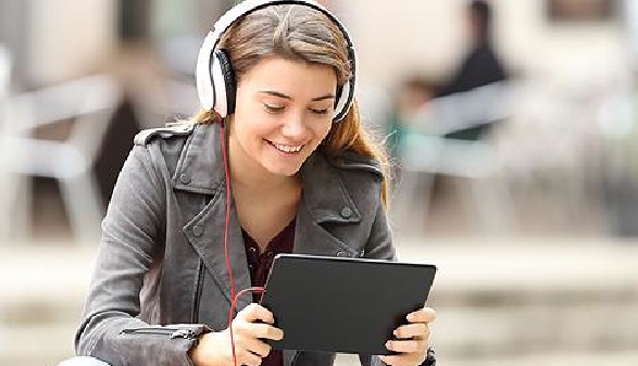 Jugendliche mit Tablet und Headset © Antonioguillem, Fotolia.com