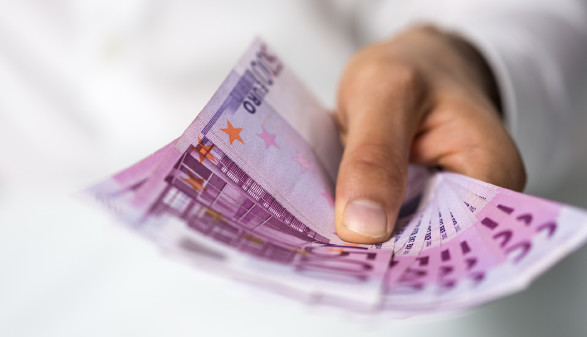 © vege, stock.adobe.com Jemand hält 500 Euro Scheine © vege, stock.adobe.com