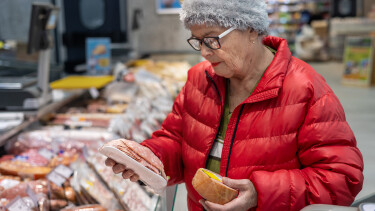Ein &auml;ltere Dame beim Einkaufen im Supermarkt