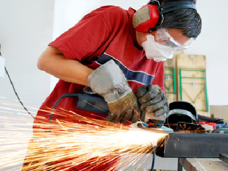 Ein Arbeiter schleift ein Stück Metall © flashpics, Fotolia