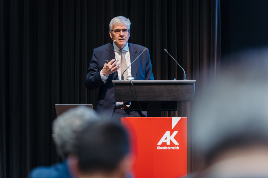 Dr. Gerald Pruckner bei seinem Gastvortrag im Rahmen der Vollversammlung der AK O&Ouml;