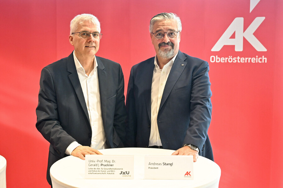 AK-Präsident Andreas Stangl und Univ.-Prof. Mag. Dr. Gerald J. Pruckner, Leiter der Abt. für Gesundheitsökonomie und Dekan der Sozial- und Wirtschaftswissenschaftl. Fakultät, Johannes Kepler Universität Linz