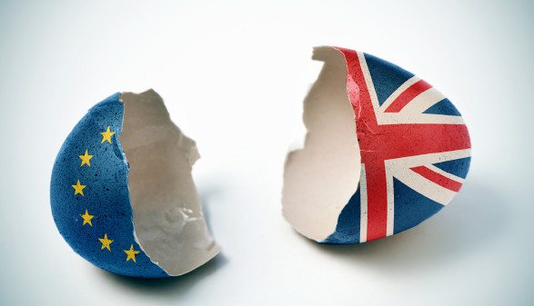 Zwei Hälften einer zerbrochenen Eierschale. Die eine Hälfte wie die Flagge der EU bemalt, die andere wie die Flagge des Vereinigten Königreiches. © nito, stock.adobe.com