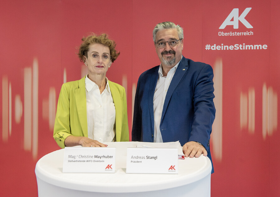 Mag. Christine Mayrhuber (Stellvertretende WIFO-Direktorin) und Andreas Stangl (AK-Präsident)