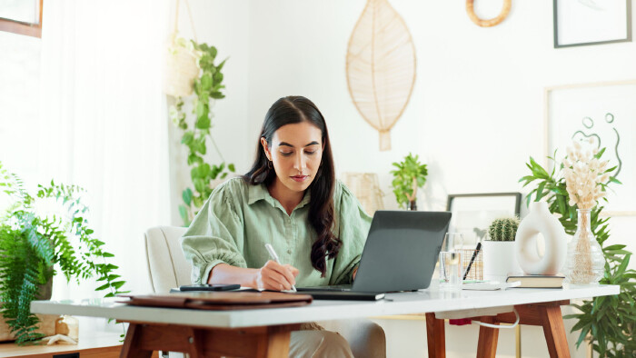 Frau vor Laptop