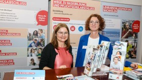 Bildungsberaterinnen bei AK-Info-Stand