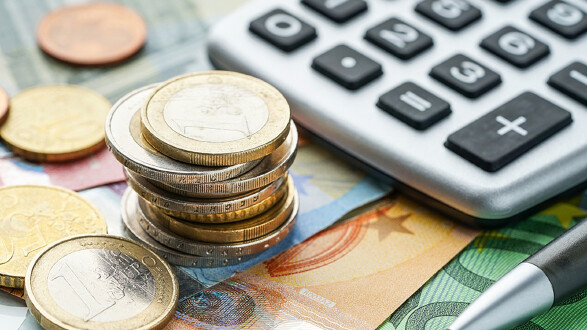 Auf einem Tisch liegen Münzen, Geldscheine und ein Taschenrechner. © jd-photodesign, stock.adobe.com Auf einem Tisch liegen Münzen, Geldscheine und ein Taschenrechner.