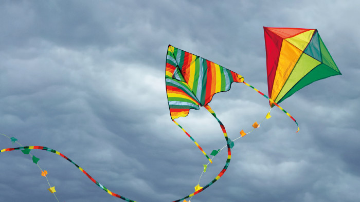 Drachen steigen in Wolken © Izmir Product | Patryk Michalski | jgolby, Shutterstock.com Drachen steigen in Wolken © Izmir Product | Patryk Michalski | jgolby, Shutterstock.com
