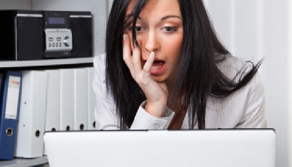 Junge Frau ärgert sich beim Internetsurfen © Gina Sanders, Fotolia