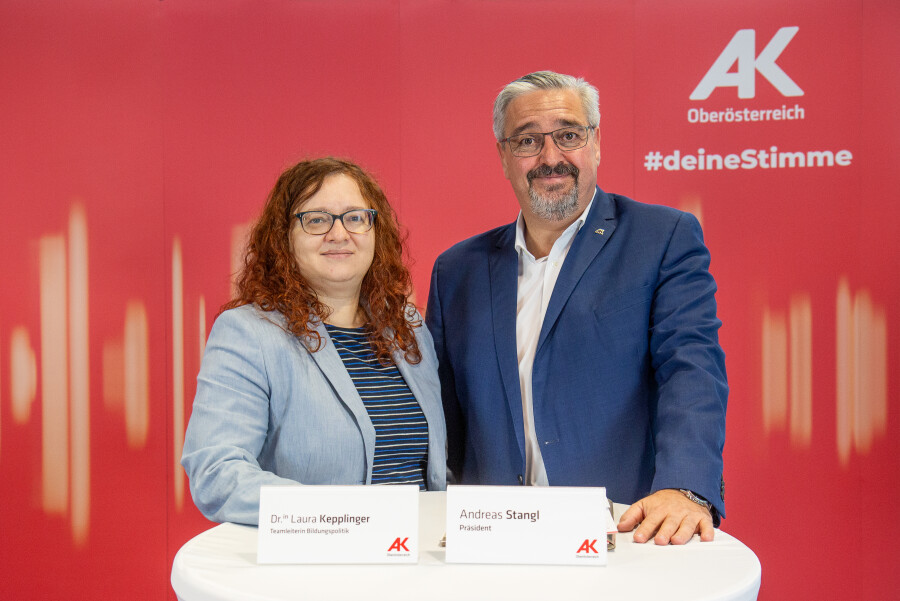 Dr. Laura Kepplinger (Teamleiterin Bildungspolitik) und Andreas Stangl (AK-Präsident)