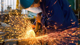 Industriearbeiter beim Schneiden eines Stahlstückes © John Casey, stock.adobe.com Industriearbeiter beim Schneiden eines Stahlstückes © John Casey, stock.adobe.com