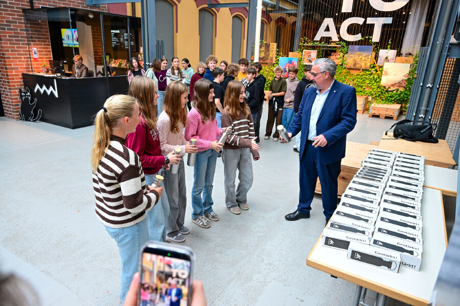AK-Pr&auml;sident Stangl &uuml;bergibt Sch&uuml;ler:innen des BRG Rohrbach Trinkflaschen