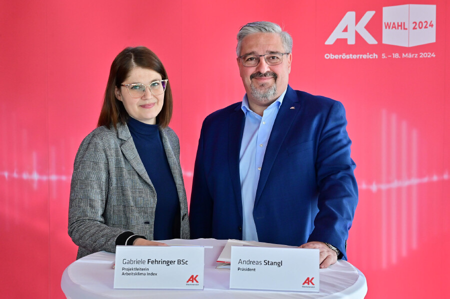 Gabriele Fehringer, BSc (Projektleiterin Arbeitsklima Index) und Andreas Stangl (AK-Präsident)