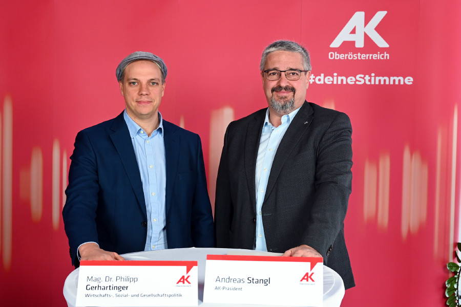 v.l.n.r. Mag. Dr. Philipp Gerhartinger (Abteilung Wirtschafts-, Sozial-, und Gesellschaftspolitik) und AK-Präsident Andreas Stangl