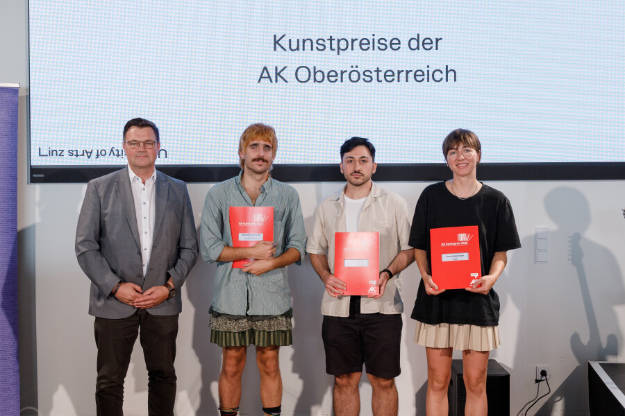 (v.l.n.r.) Wolfgang Gerstmayer (Kammerrat der AK O&Ouml;), AK-Kunstpreistr&auml;ger:innen Alessandro Ambrosini (3. Preis), Tolga Karaaslan (1. Preis), Anna Weberberger (2. Preis).